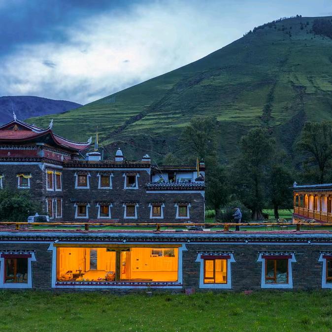 甲根坝夫妻树藏家民宿