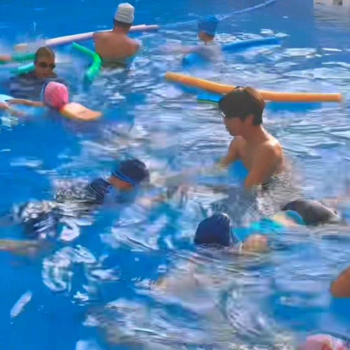 滨江明珠游泳教练小曾