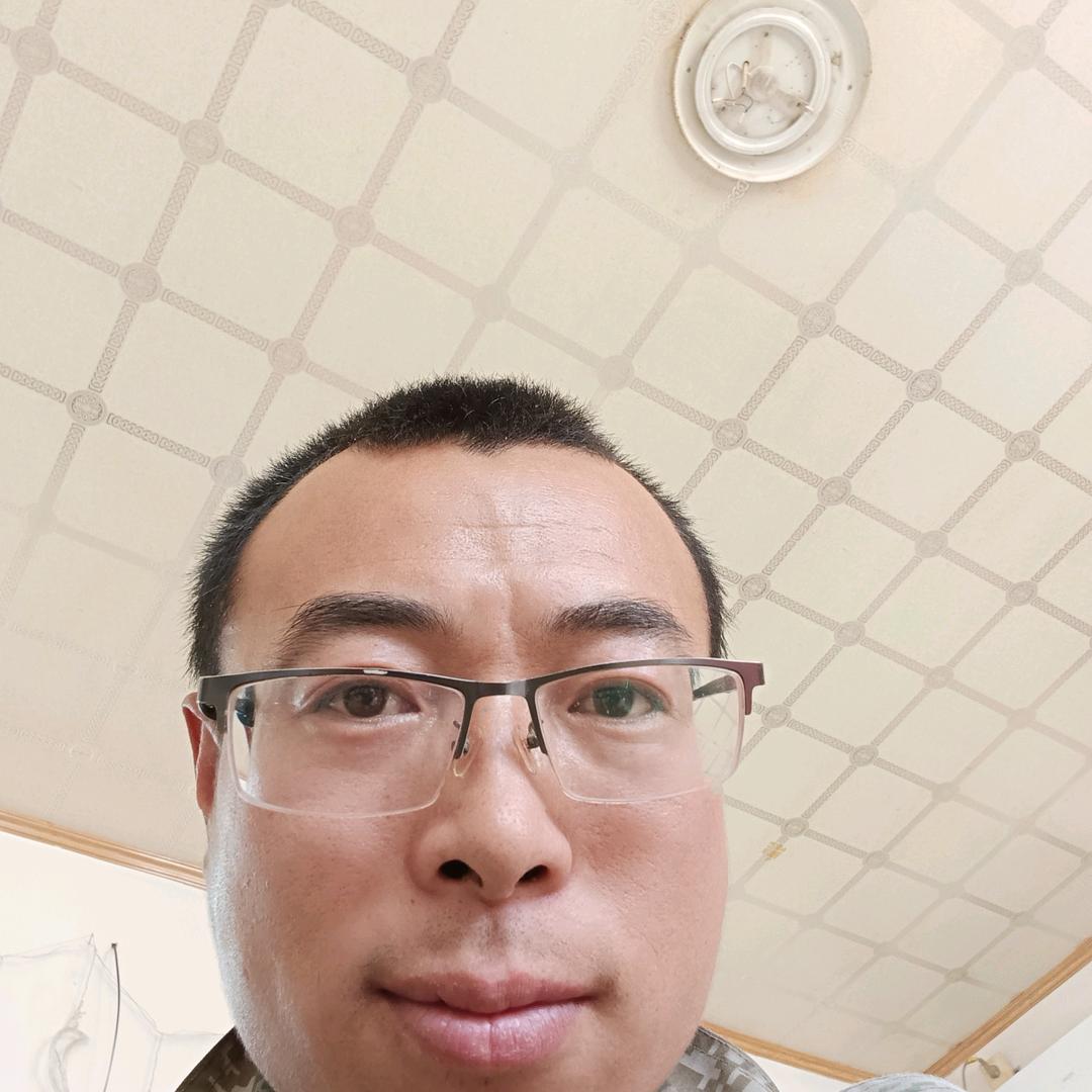 大叔看抖音头像