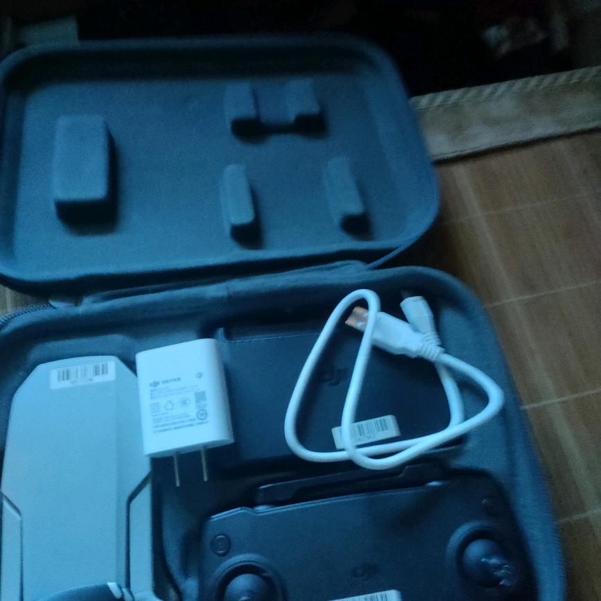 爱玩大疆无人机。有Cu遥控车。