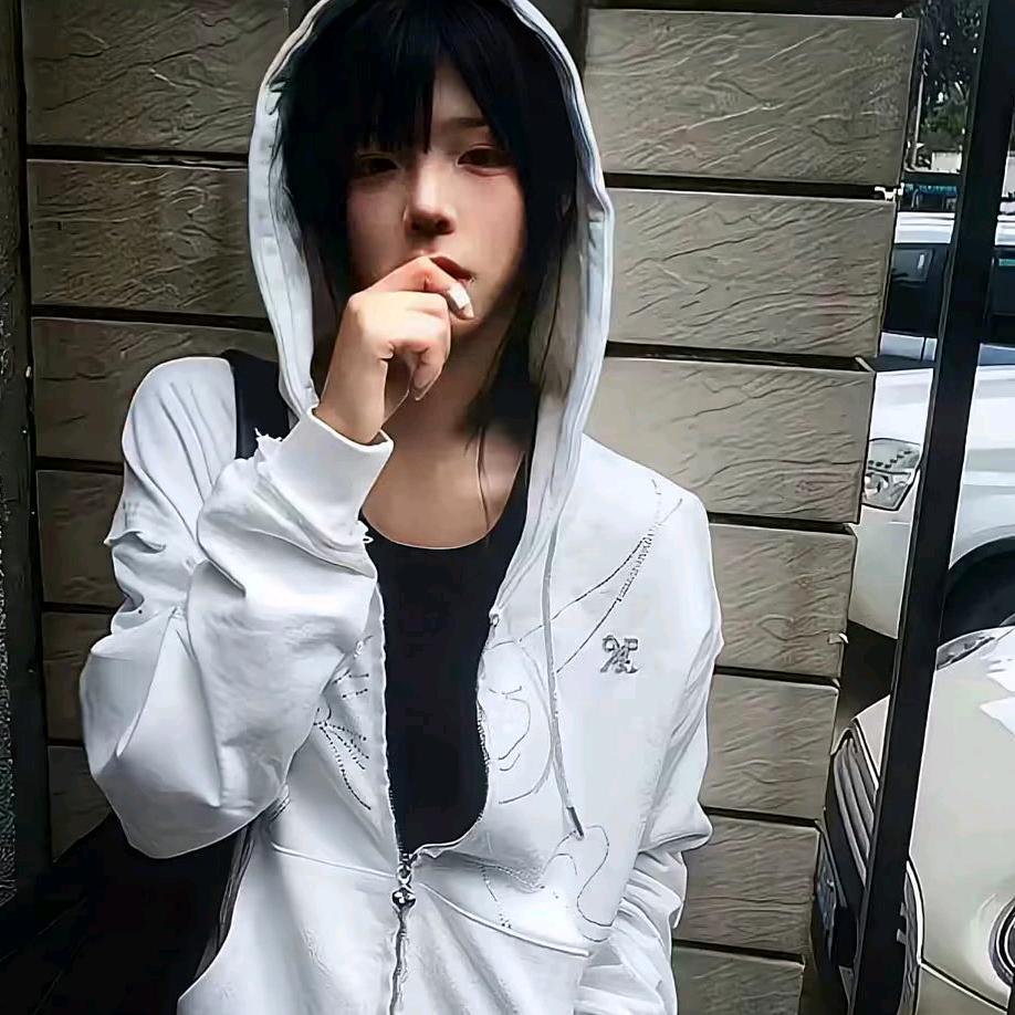 夏昀.