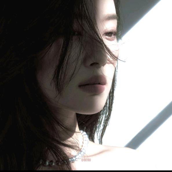 阴暗爬行心理扭曲性感母蟑螂怒爬下水道十米