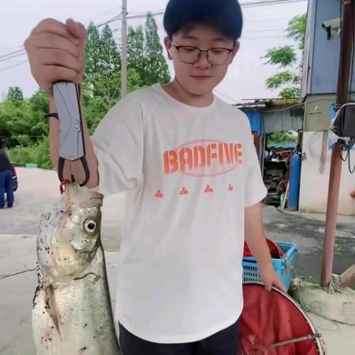 爱钓鱼的小七