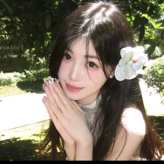 笑笑不说话