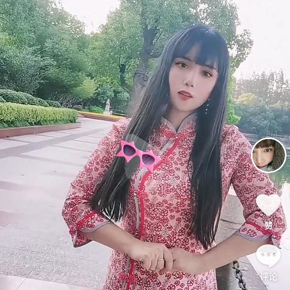 嘴角上扬的我