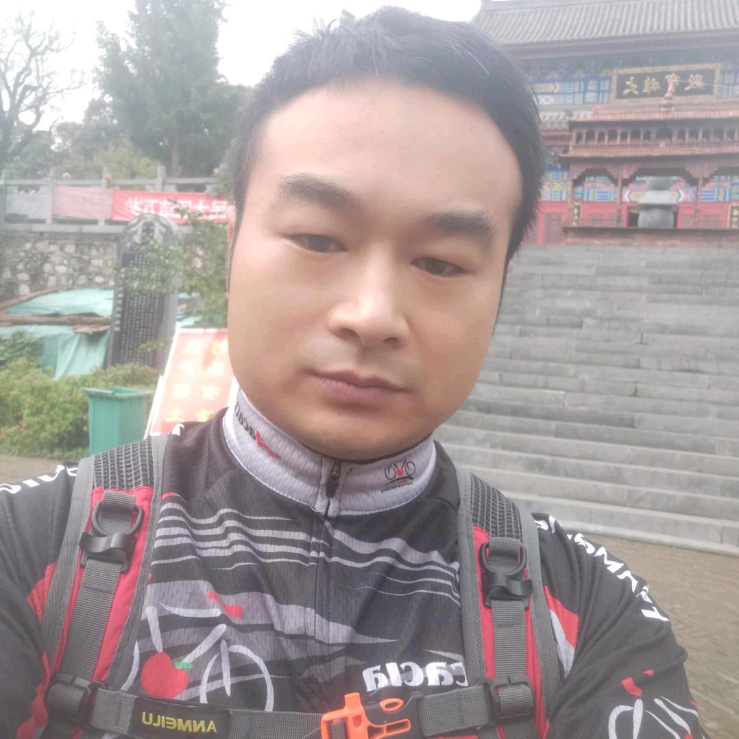 开往春天的手扶拖拉机