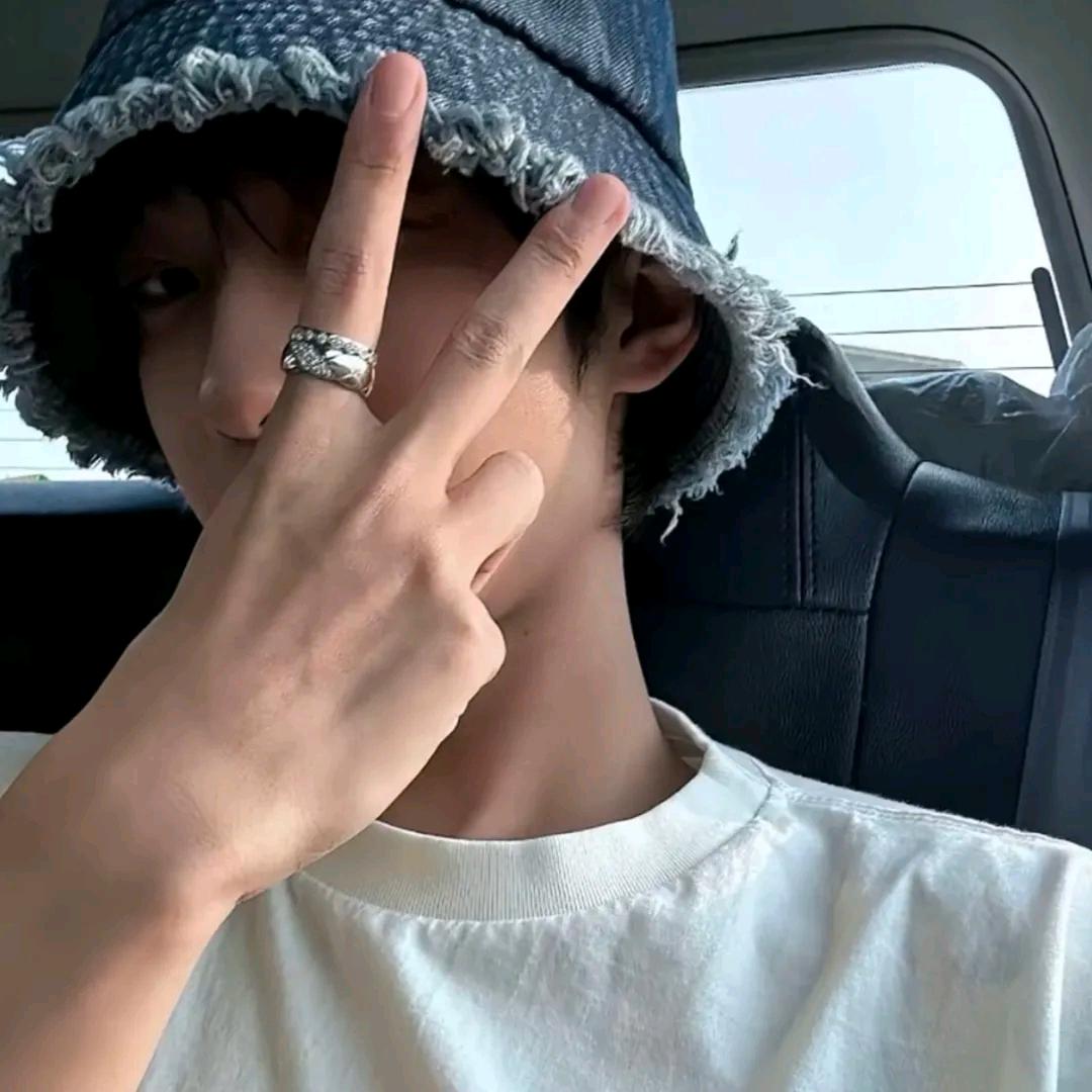 于白。