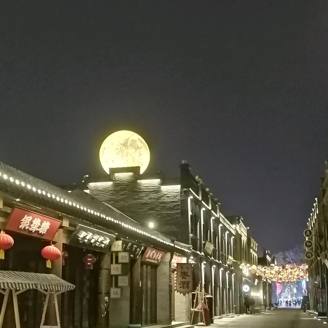 月亮照山川