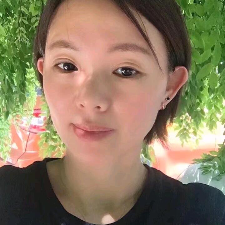 艾穿裙子的小可欣