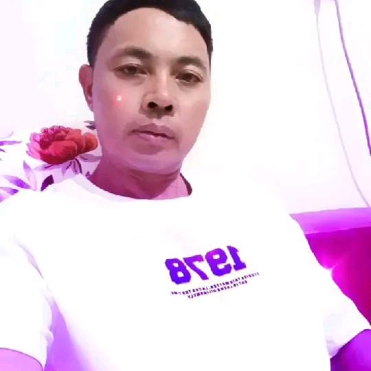 建水邱哥疏果团队，摘蓝莓，装果