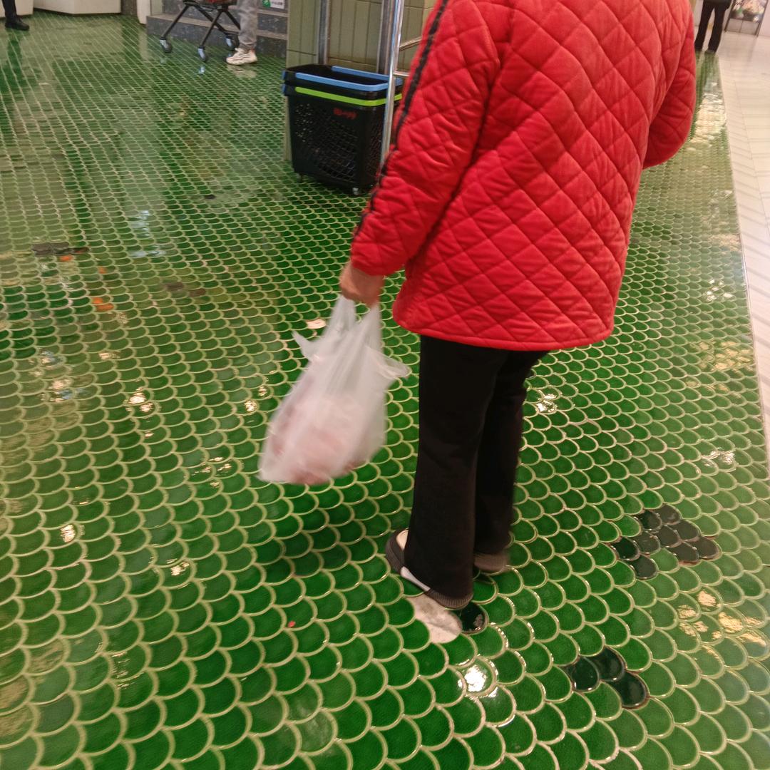 心里的苦去给谁说！