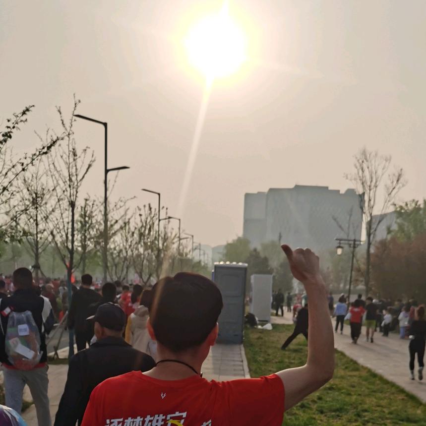 王哪跑@