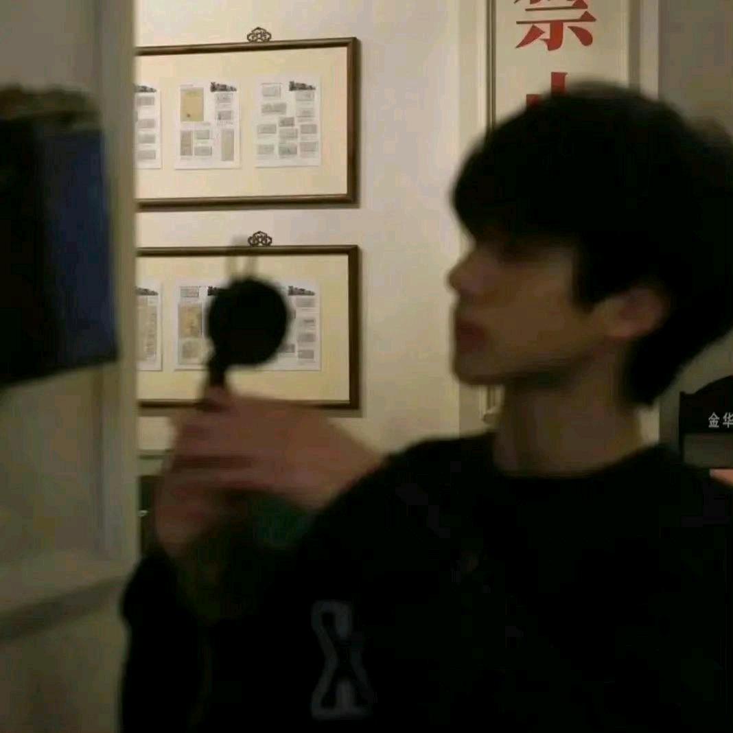 杰.