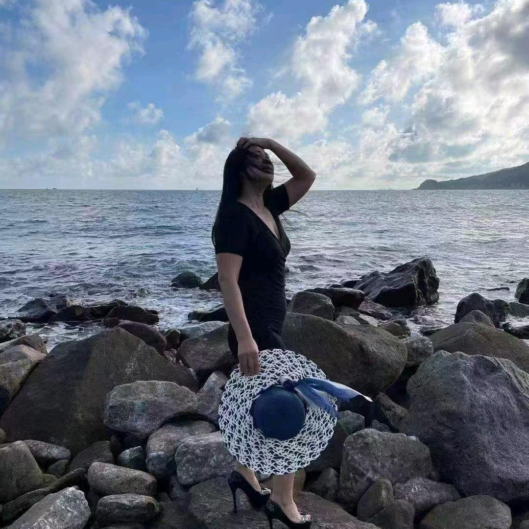 路灯下的女孩