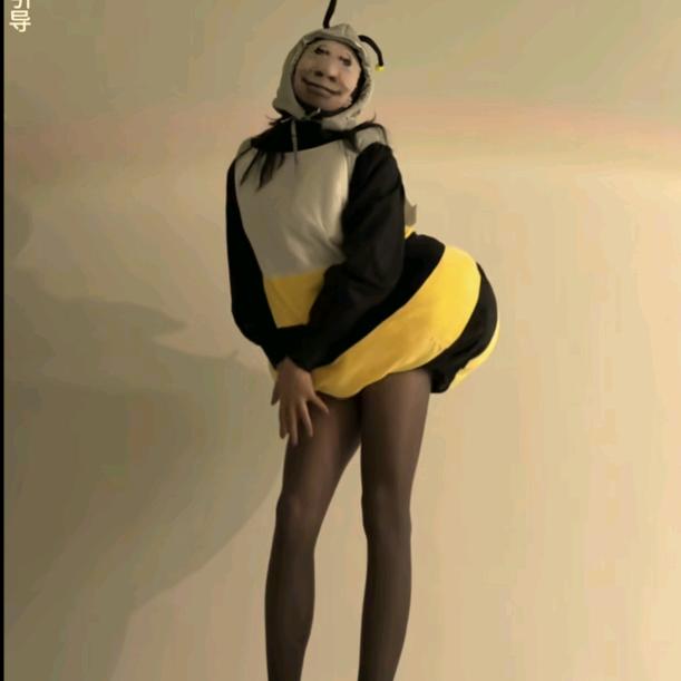 大黄蜂穿着丝袜勾搭隔壁发福蝶