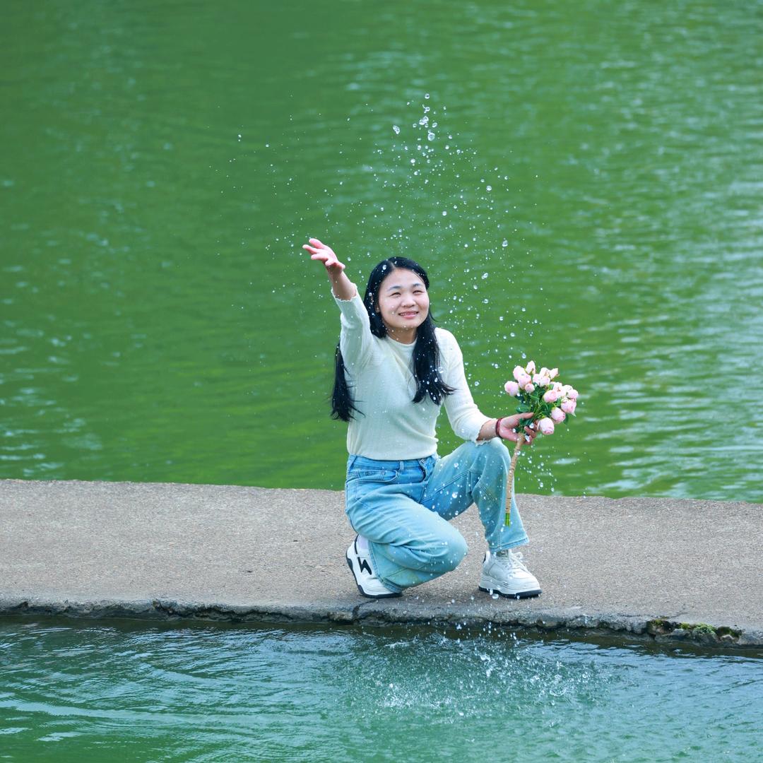 W   佳佳