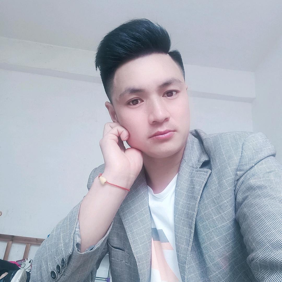 秋风吹动树叶飘