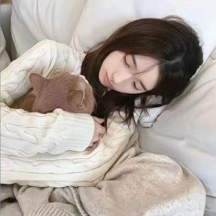 懒洋洋睡梦中把枕头当青草蛋糕啃