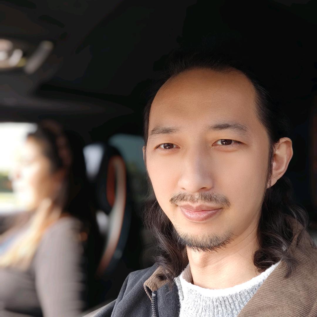 扮作奥特曼偷小孩棒棒糖