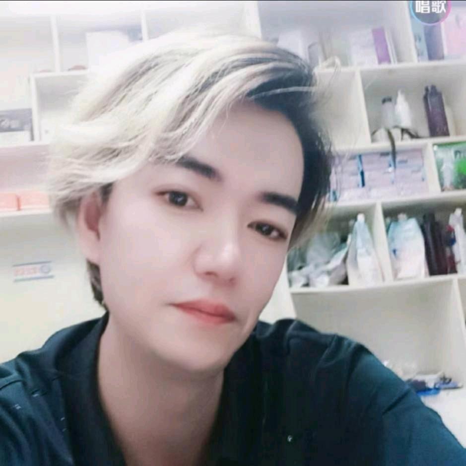 发型设计师几何剪裁《大卫》