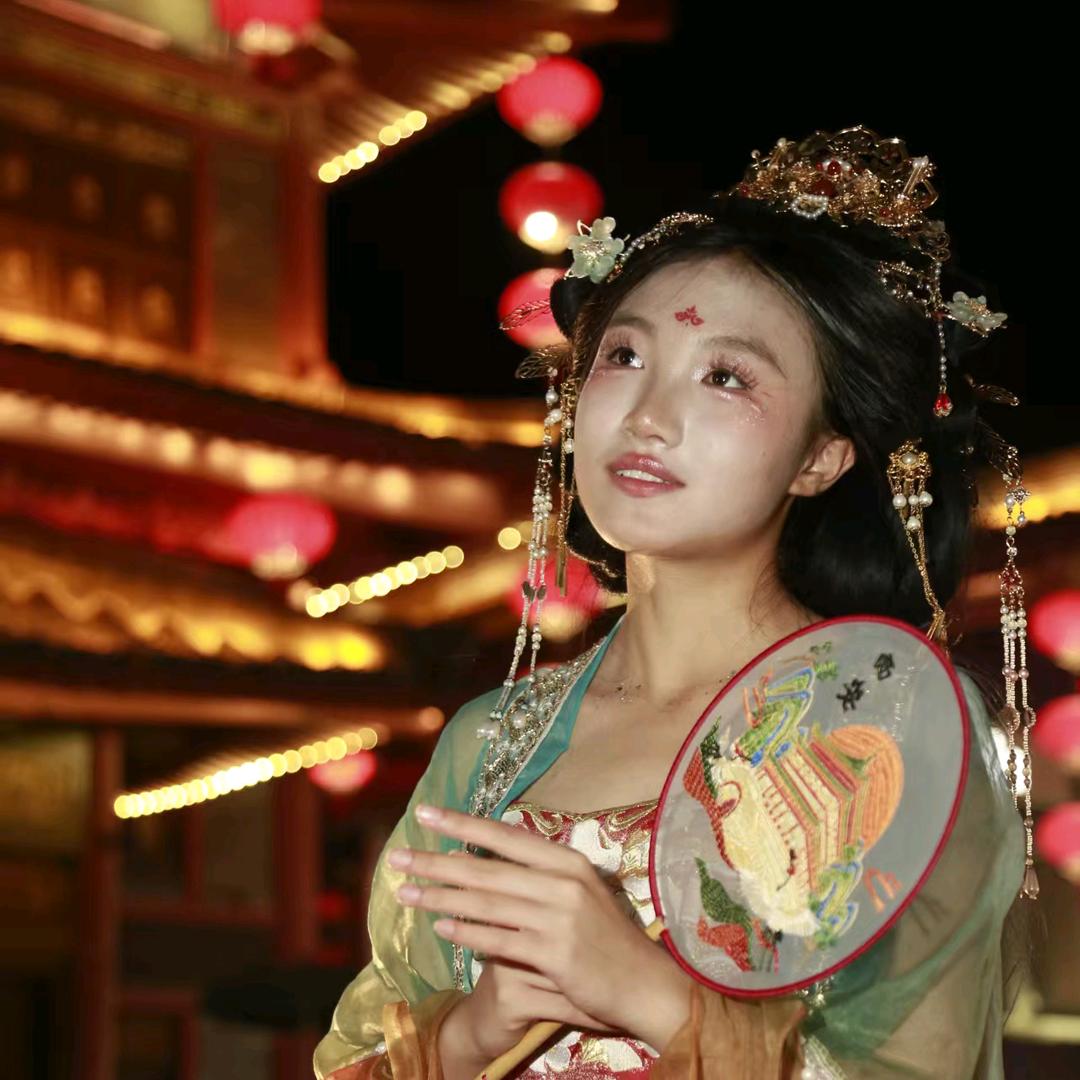 彩红的云