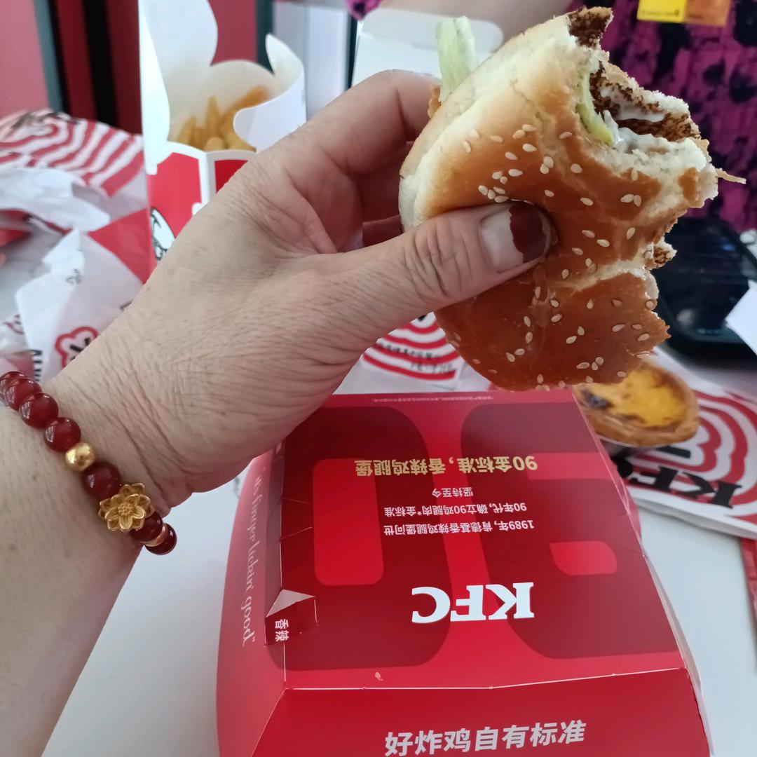 何玲