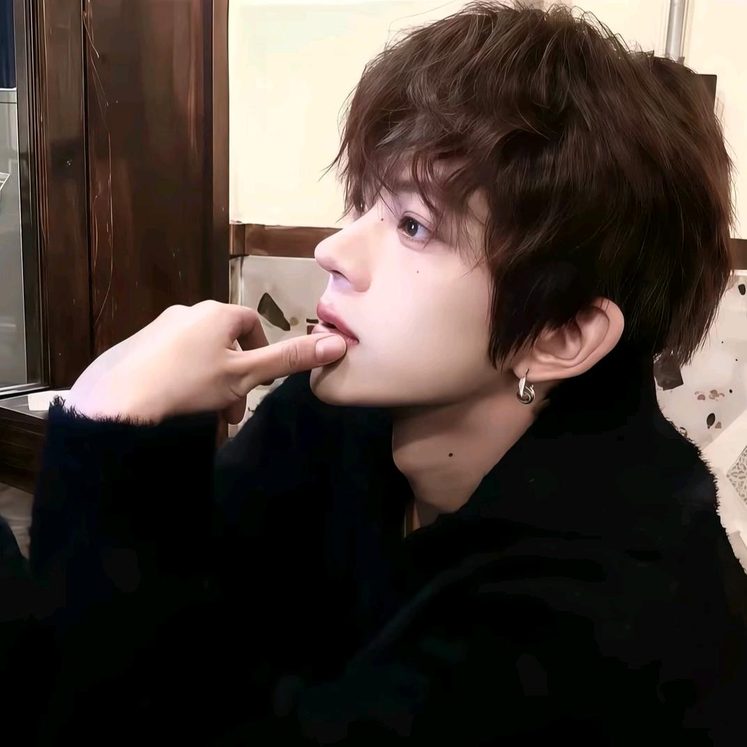 偷蔡徐坤蕾丝内裤的路上磕掉了半颗牙