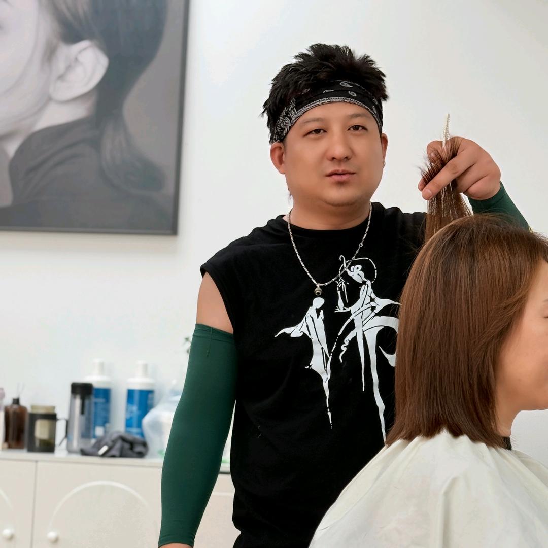 时缔美发工作室