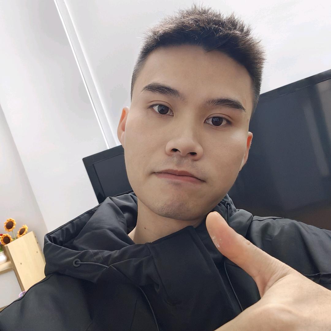 走在冷风中的人