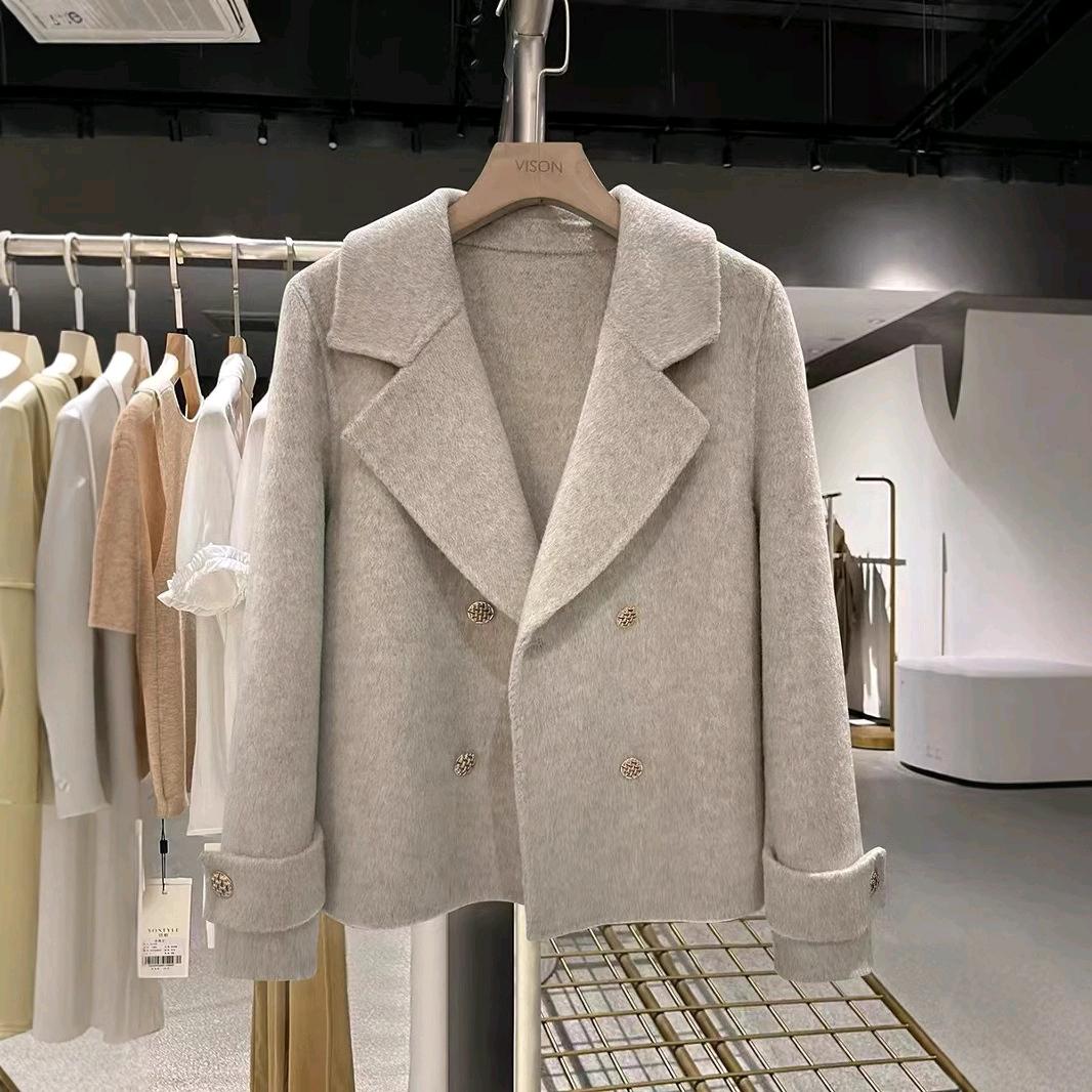 扶绥蓝美女装折扣店，住附近的来试穿