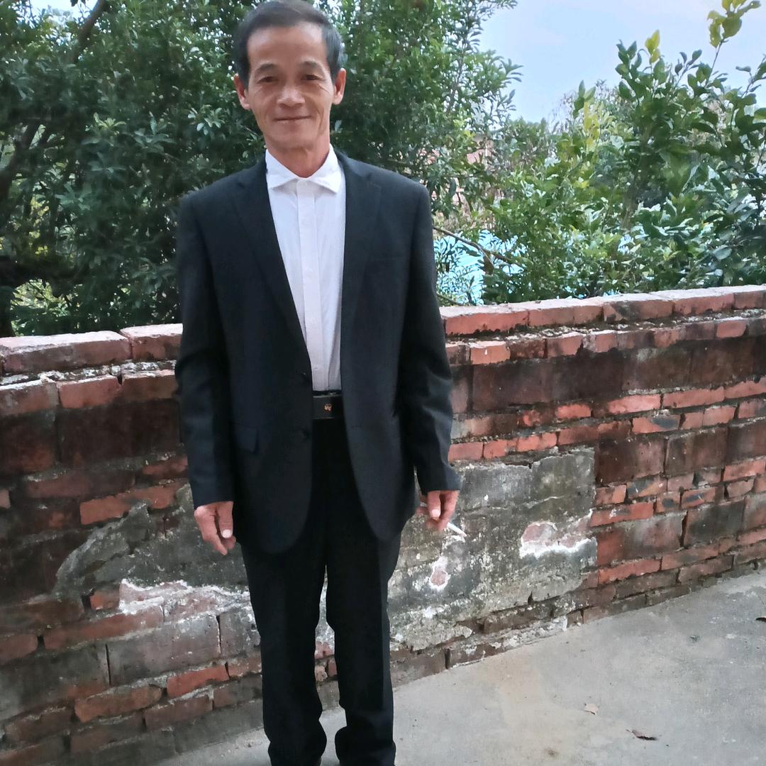 辉辉从小就爱好采茶戏