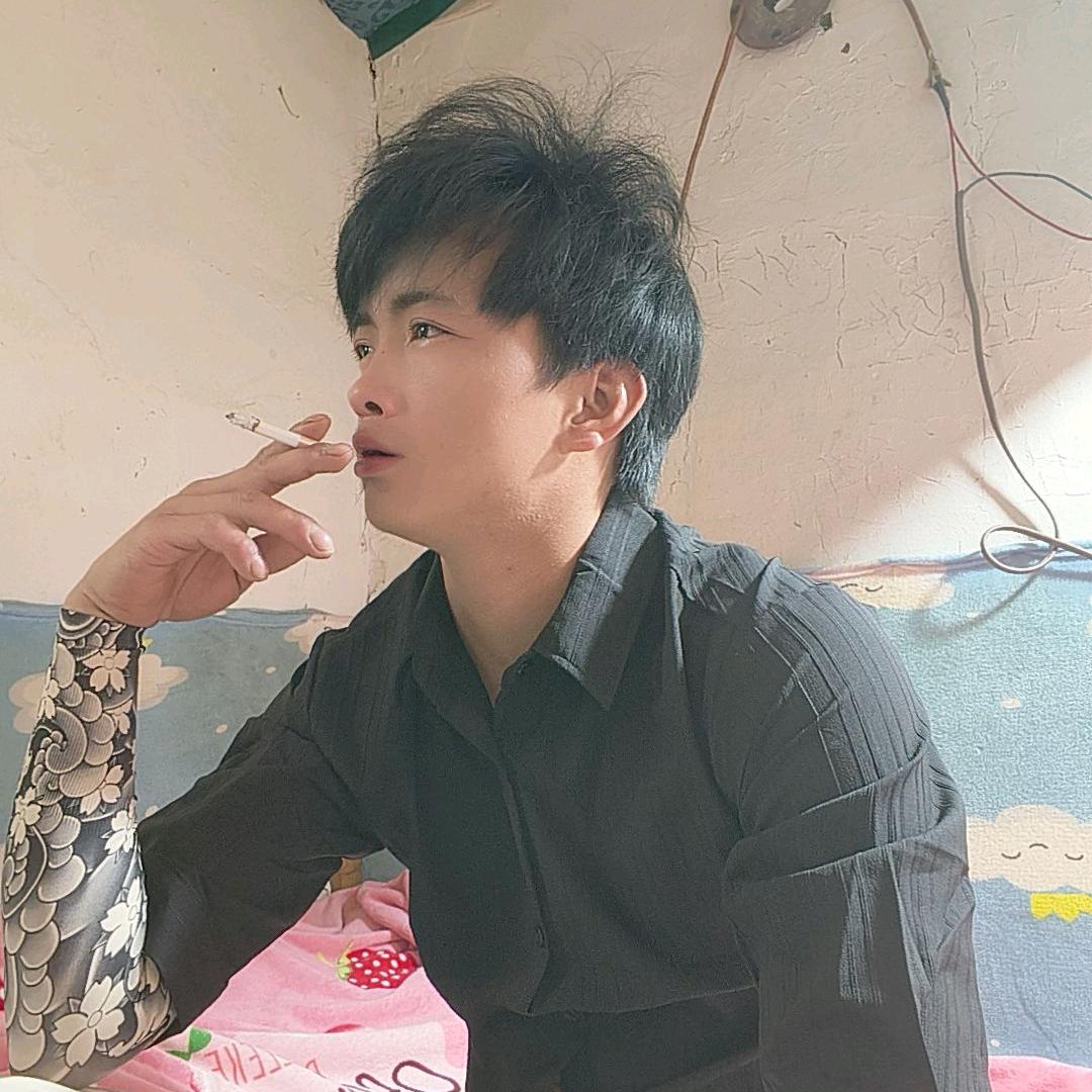 叾    屾