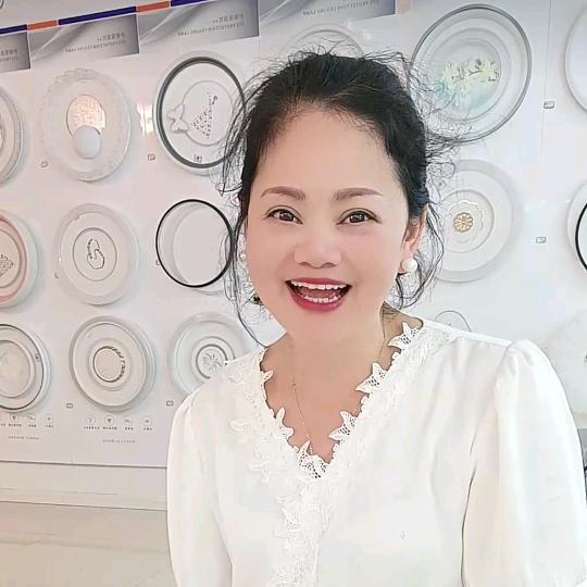 小丽在湄潭卖开关灯具12年