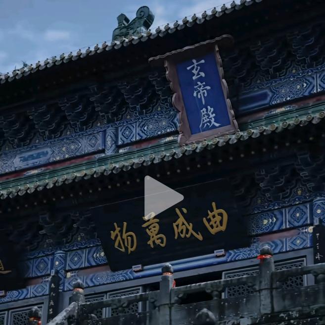 金山下有个玩足球的女孩