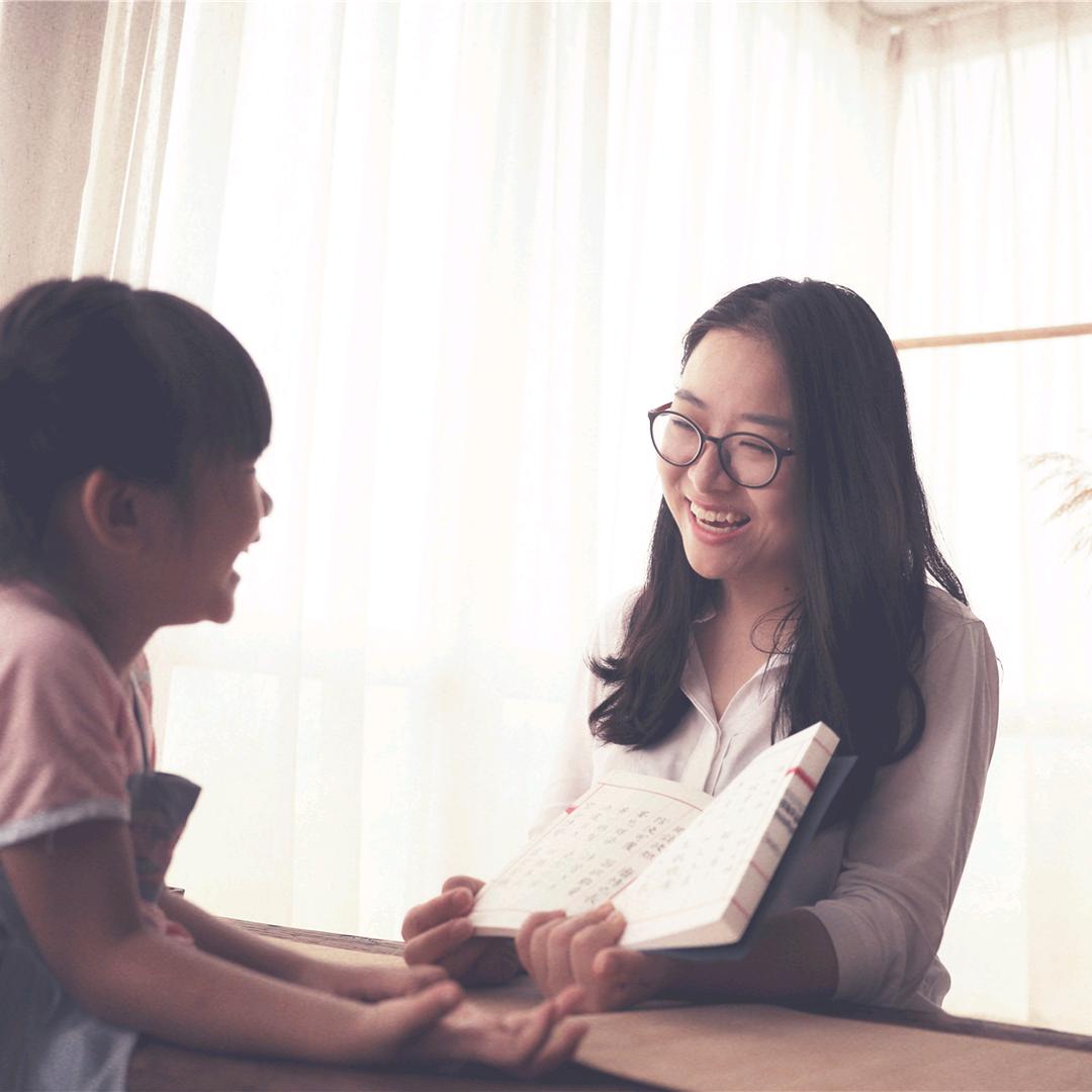 东妮妈在充电
