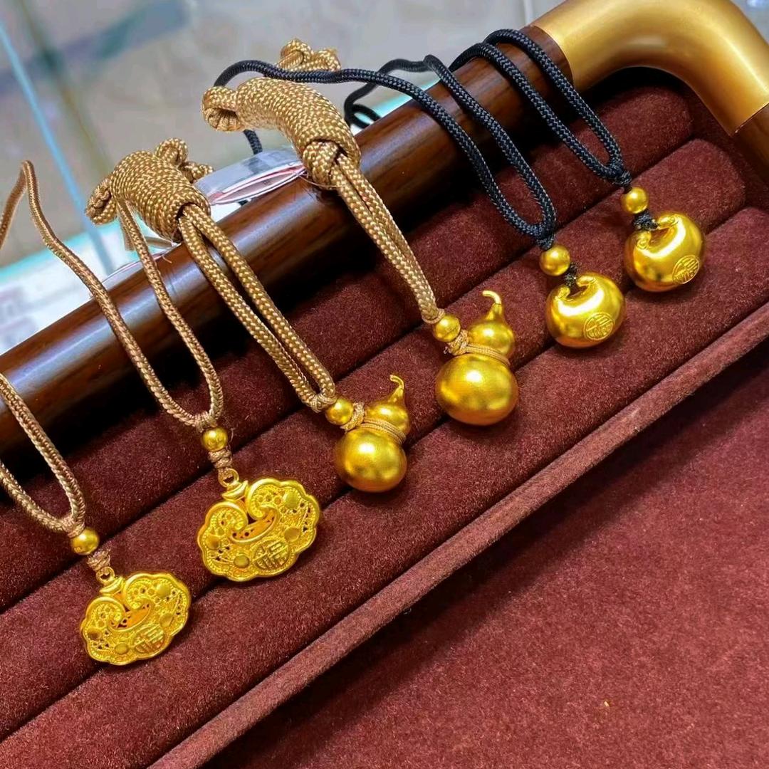 万帝珠宝老明珠对面店小周