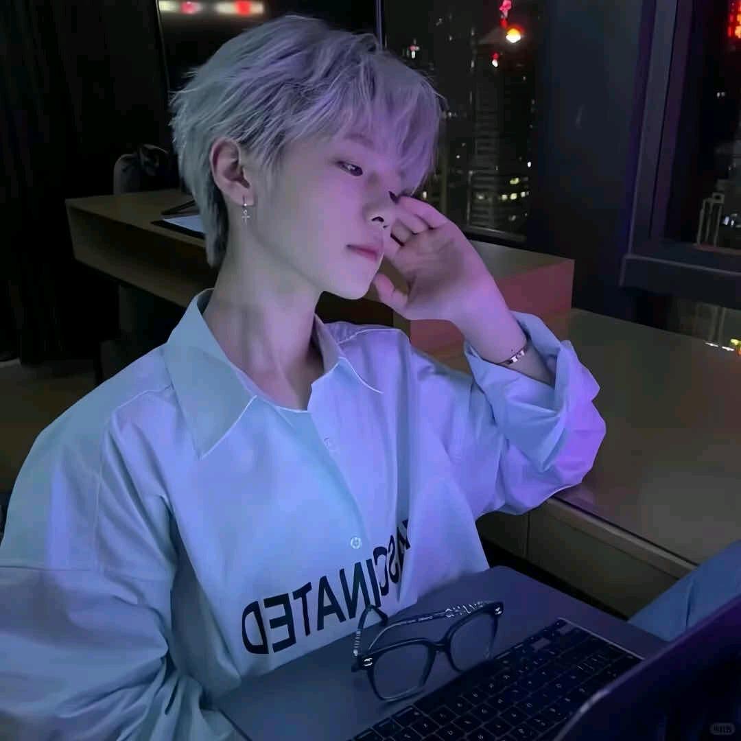 喜欢看书的🐱.