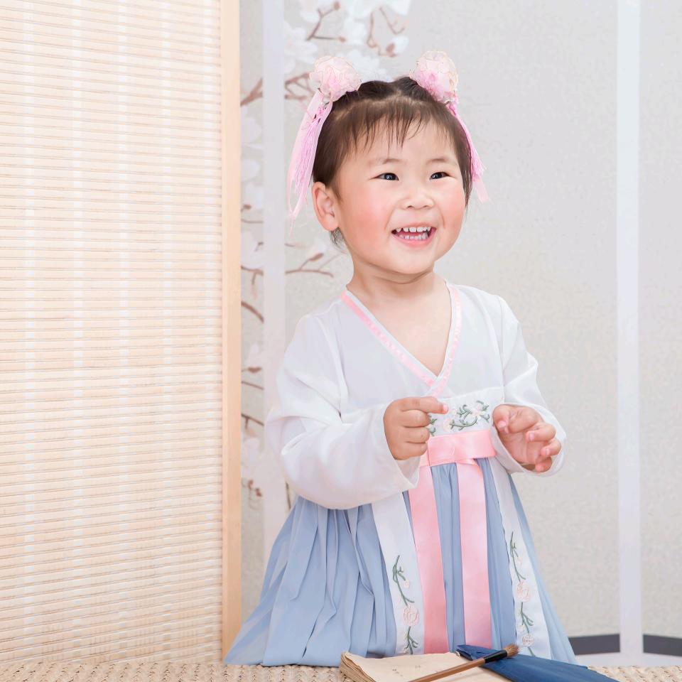 骑着蜗牛闯红灯。