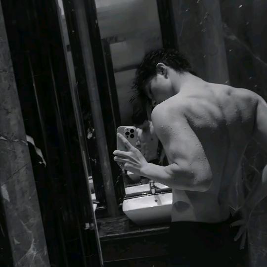 深水里的🐳