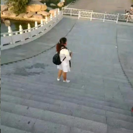 坦诚的小青