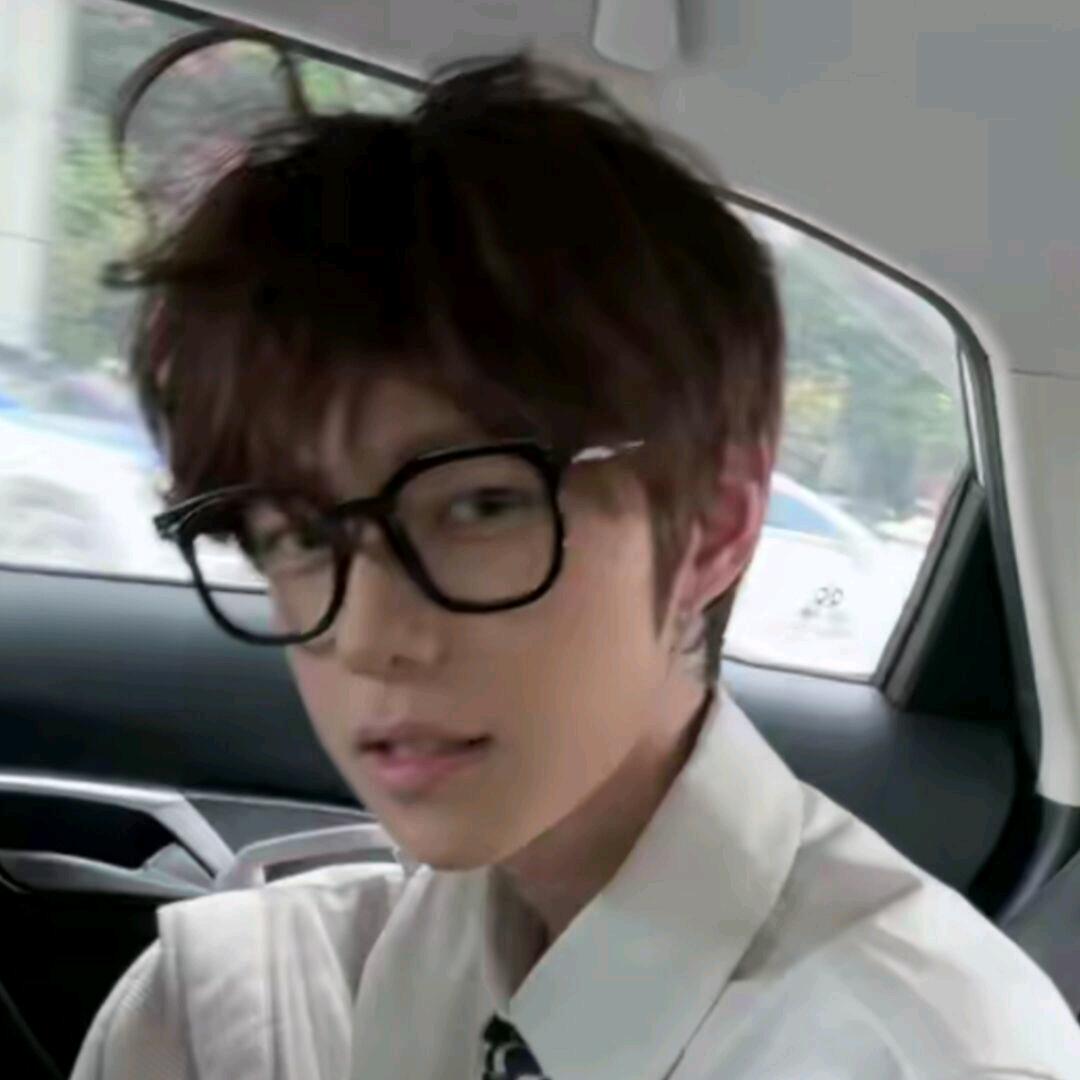 83岁性感母蟑螂骑霸道总裁闯红灯