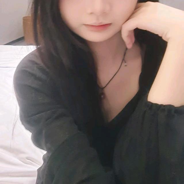 戴上眼镜好显乖