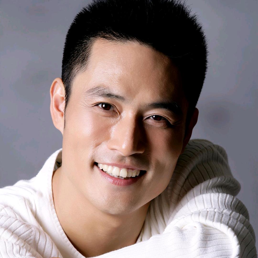 长发飘着的光头大叔