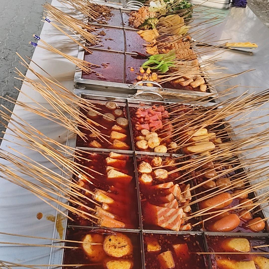 一口入魂串串香，御园公馆十字路口