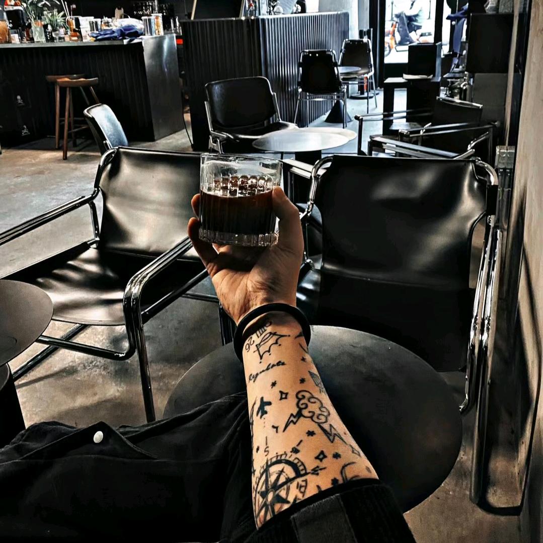 🕳️🕳️先生