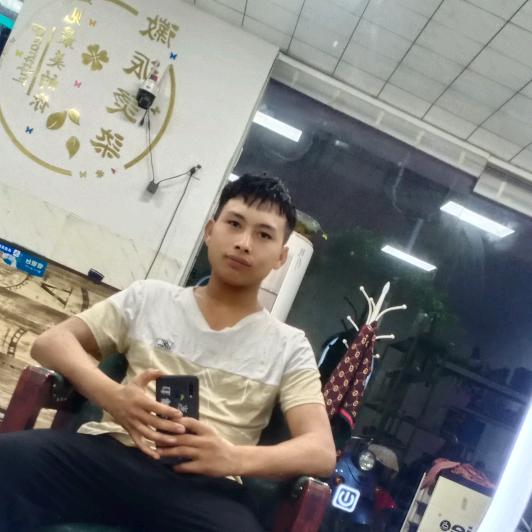 兰坪晓松头像
