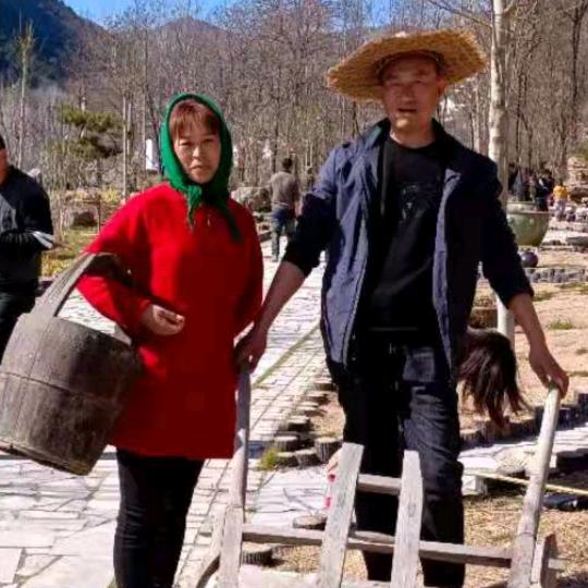 农民春霞夫妻(地摊助农)