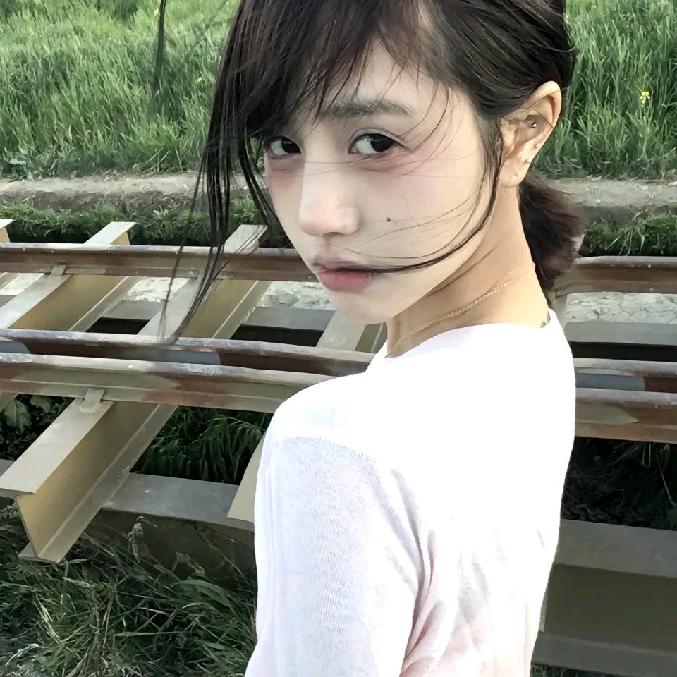 闫虹羽.