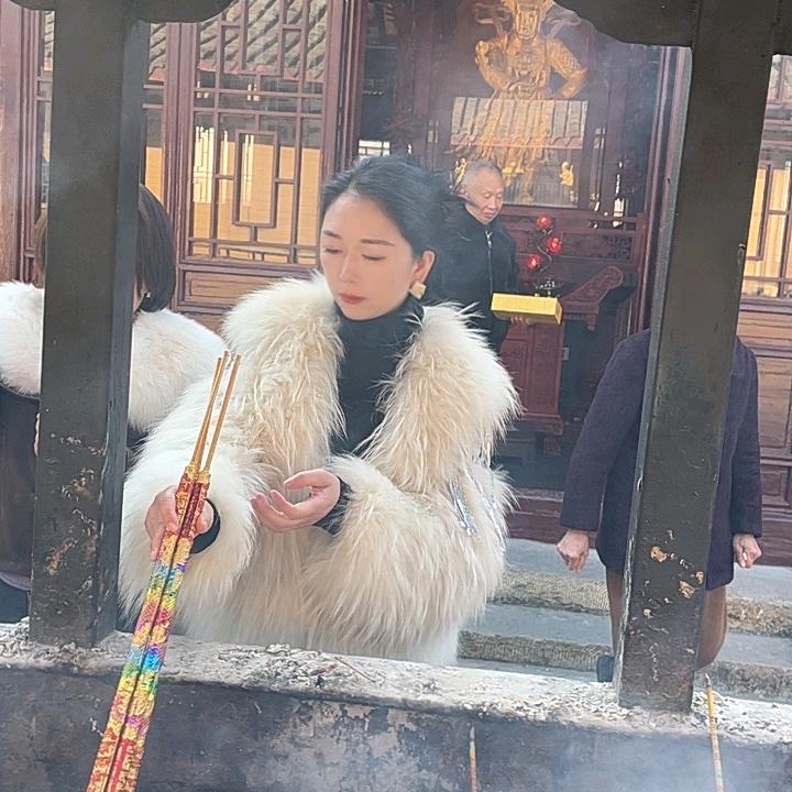 y三三头像