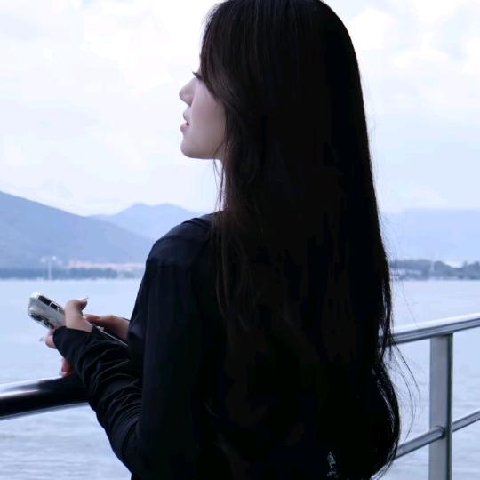 爱拍照的小美